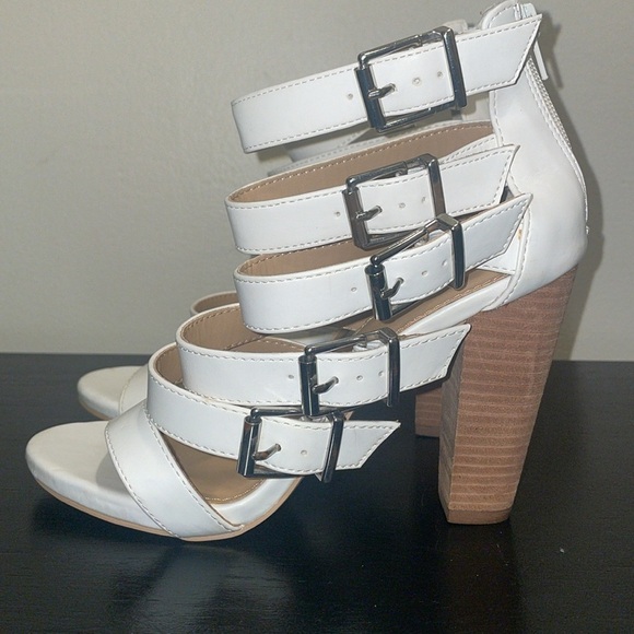Express Off White Faux Leather Block Sandals w 5 buckles & back zippers. SZ 9 - Picture 2 of 12